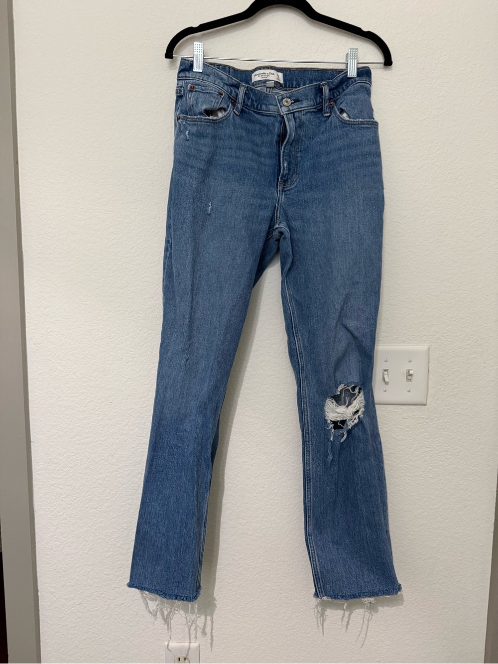 Abercrombie & Fitch Women's Blue Low Rise Straight Leg Jeans with Knee Rip